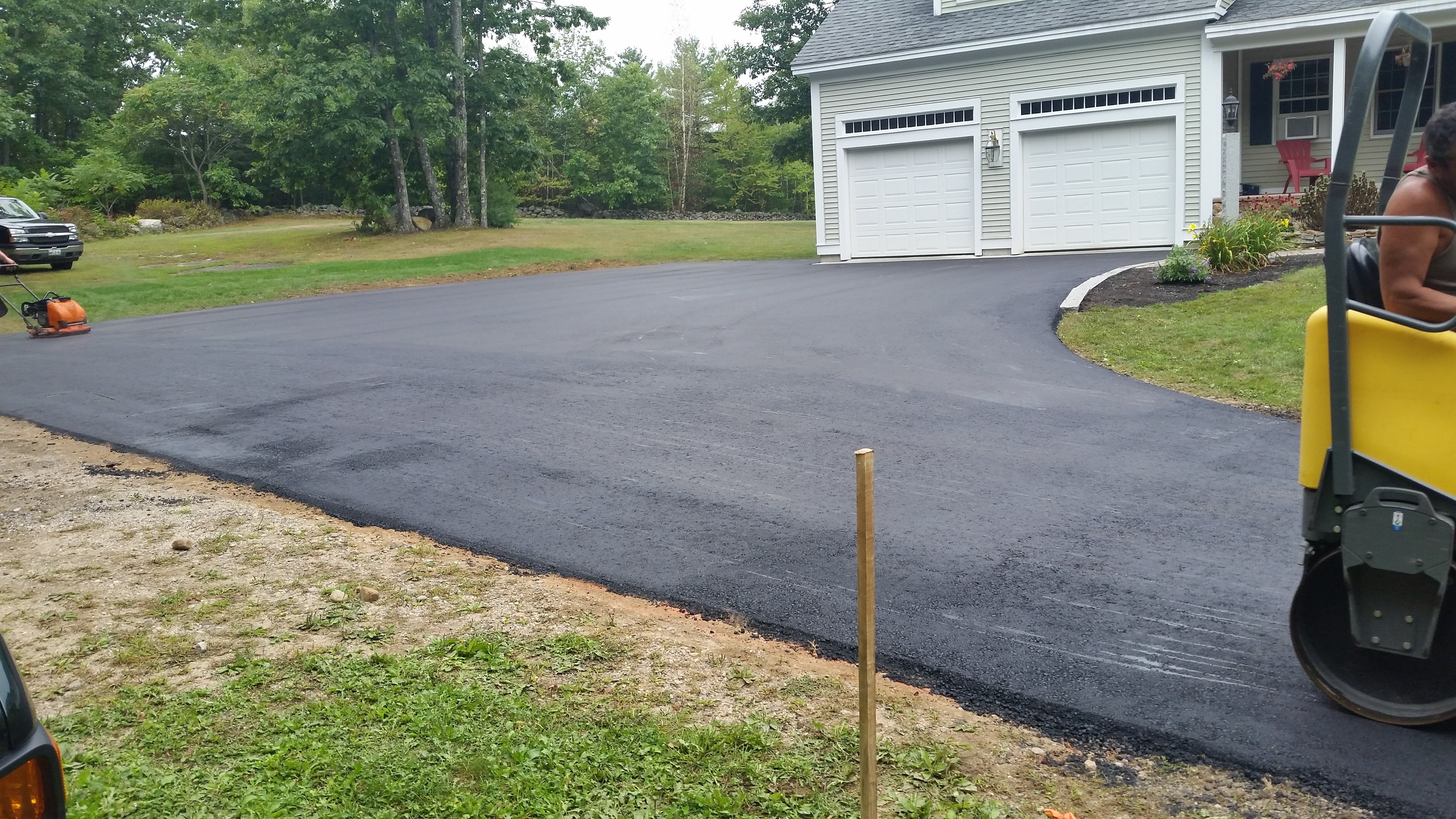 D&R Paving crew finishing a fresh asphalt driveway